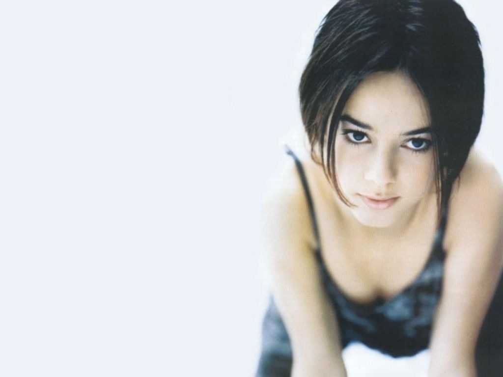 [Alizee 1024x768 7 desktop stars wallpapers[2].jpg]